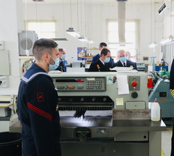 Su Majestad el Rey recorre los talleres de Artes Gráficas