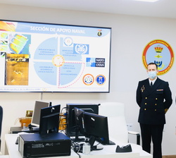Su Majestad el Rey en la Sección de Apoyo Naval