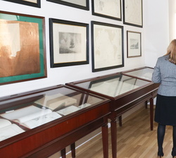 Su Majestad el Rey durante su visita al Archivo Histórico del Instituto Hidrográfico de la Marina 