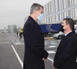 Su Majestad el Rey recibe el saludo del presidente de la Junta de Comunidades de Castilla-La Mancha, Emiliano García Page 
