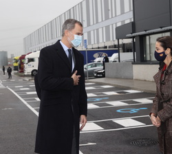 Su Majestad el Rey recibe el saludo de la ministra de Industria, Comercio y Turismo, Reyes Maroto