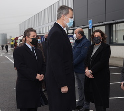 Su Majestad el Rey recibe el saludo del presidente de SEUR y director general DPD Group Europa, Yves Delmas
