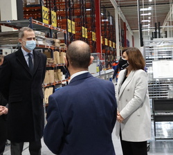 Su Majestad el Rey conversa con la directora de Transformación y Tecnología de SEUR y el director de Operaciones de SEUR Logística