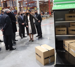 Su Majestad el Rey en la exposición de vehículos eléctricos, conversa con la directora de personas y RSC de SEUR y con el director regional Centro de 
