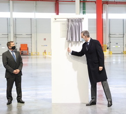 Su Majestad el Rey descubre una placa conmemorativa de su visita junto a la ministra de Industria, Comercio y Turismo, y el presidente de SEUR y direc