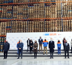 Fotografía de grupo de Su Majestad el Rey con las autoridades y una representación de los trabajadores de la empresa