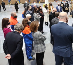 Su Majestad el Rey durante un encuentro con representantes de los trabajadores de la empresa