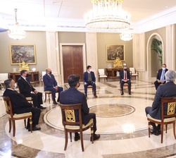 Su Majestad el Rey acompañado de los miembros del Consejo Directivo de la Mesa del Turismo