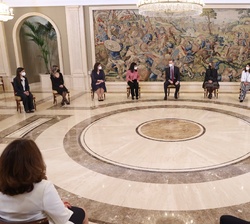 Don Felipe conversa durante la audiencia con los miembros de la XXXII Promoción del Cuerpo Superior de Interventores y Auditores de la Administración 