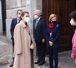 Su Majestad la Reina recibe el saludo de la vicepresidenta de la RAI y directora del Grupo de Investigación de Biomateriales Inteligentes (GIBI), Marí