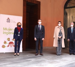 Doña Letizia con junto a las autoridades que la recibieron a su llegada a la sede de la Real Academia de Ingeniería