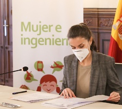 Su Majestad la Reina lee el orden del día de la reunión del Consejo Estratégico Mujer e Ingeniería