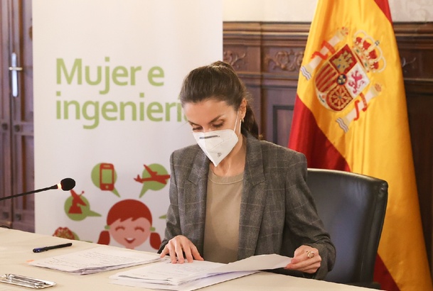 Su Majestad la Reina lee el orden del día de la reunión del Consejo Estratégico Mujer e Ingeniería