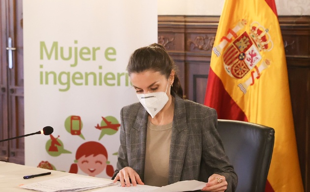 Su Majestad la Reina lee el orden del día de la reunión del Consejo Estratégico Mujer e Ingeniería