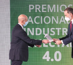 Don Felipe hace entrega del galardón al director general de Aves Nobles y Derivados, David Botaya
