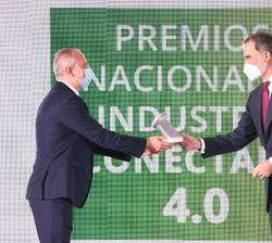 Su Majestad el Rey entrega el galardón al consejero delegado de Contadores de Agua de Zaragoza, S.A., Isaac Miguel Navarro