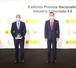 Su Majestad el Rey acompañado de los premiados, David Botaya, director general de Aves Nobles y Derivados, y de Isaac Miguel Navarro, consejero delega