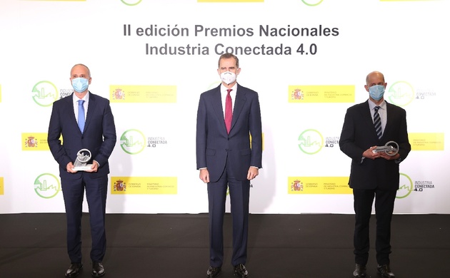 Su Majestad el Rey acompañado de los premiados, David Botaya, director general de Aves Nobles y Derivados, y de Isaac Miguel Navarro, consejero delega