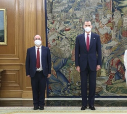 Don Felipe acompañado por los nuevos ministros del Gobierno, Miquel Iceta, ministro de Política Territorial y Función Pública, y Carolina Darias, mini