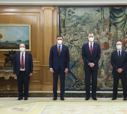 Su Majestad el Rey acompañado por el presidente del Gobierno, el ministro de Justicia, y los nuevos ministros de Política Territorial y Función Públic