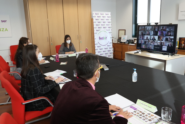 Doña Letizia en la reunión de trabajo de FEDER con sus asistentes presenciales y por videoconferencia