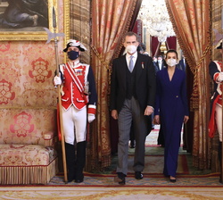 Sus Majestades los Reyes a su entrada en el Salón del Trono