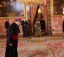 Sus Majestades los Reyes reciben el saludo del Nuncion de Su Santidad, Monseñor Bernardito Auza