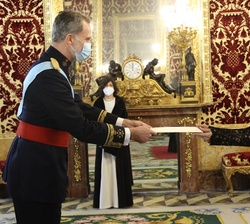 Don Felipe recibe la carta credencial de la Embajadora de la República de Chipre, Helena Mina