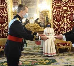 Don Felipe recibe la carta credencial de manos de Maris Klisans, Embajador de la República de Letonia