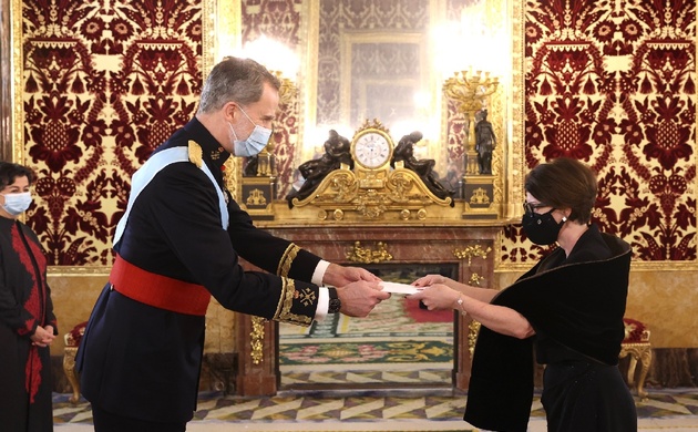 Su Majestad el Rey recibe la carta credencial de manos de Catherine Liliane Dominique Fautrier, Embajadora del Principaco de Mónaco