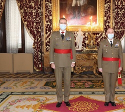 Su Majestad el Rey acompañado del teniente general Luis Manuel Martínez Meijide, jefe de la Unidad Militar de Emergencia, durante la audiencia manteni