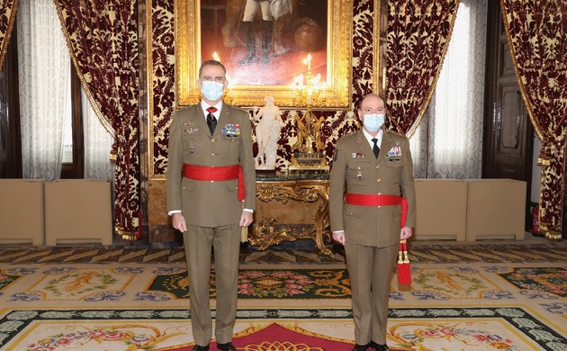 Su Majestad el Rey acompañado del teniente general Luis Manuel Martínez Meijide, jefe de la Unidad Militar de Emergencia, durante la audiencia manteni