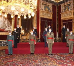 Fotografía de grupo de Su Majestad el Rey con un grupo de Generales de Brigada y Contralmirantes
