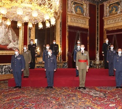 Fotografía de grupo de Su Majestad el Rey con un grupo de coroneles y capitanes de navío