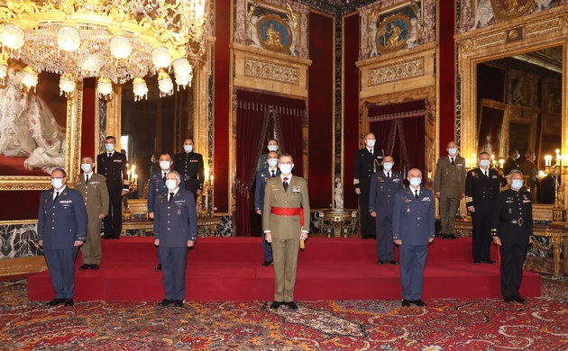 Fotografía de grupo de Su Majestad el Rey con un grupo de coroneles y capitanes de navío