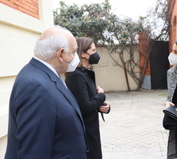 Doña Letizia es saludada por el presidente y la directora general de la FAD, Ingnacio Bayón y Beatriz Martin Padura respectivamente