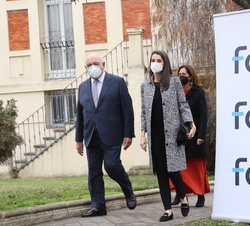Doña Letizia en la sede de la FAD en Madrid acompañada de su presidente y directora general