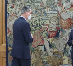 Su Majestad el Rey recibe el saludo del consejero delegado de Airbus, Guillaume Faury