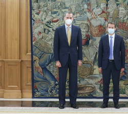 Su Majestad el Rey junto al consejero delegado de Airbus, Guillaume Faury