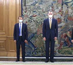 Su Majestad el Rey acompañado por el consejero delegado de Airbus, Guillaume Faury y el presidente Airbus en España, Alberto Gutiérrez Moreno