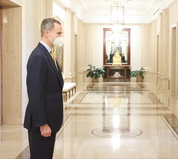 Su Majestad el Rey recibe el saludo de uno de los nuevos miembros del Cuerpo de Ingenieros Agrónomos del Estado