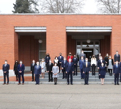 Fotografía de grupo de Su Majestad el Rey con los nuevos miembros del Cuerpo de Ingenieros Agrónomos del Estado