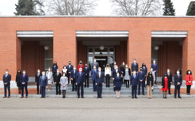 Fotografía de grupo de Su Majestad el Rey con los nuevos miembros del Cuerpo de Ingenieros Agrónomos del Estado
