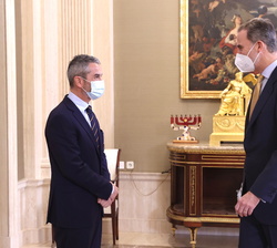 Su Majestad el Rey recibe el saludo del presidente de Adecco España y Regional Head para el Sur de Europa, Enrique Sánchez Sánchez