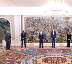 Fotografía de grupo de Su Majestad el Rey con una representación del Patronato de la Fundación Adecco