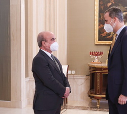 Su Majestad el Rey recibe el saludo del secretario general de la OEI, Mariano Jabonero Blanco