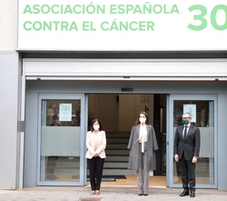 Su Majestad la Reina a su llegada, junto a la ministra de Sanidad, Carolina Darias y el presidente de la Aecc, Ramón Reyes