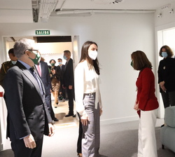 Su Majestad la Reina recibe el saludo de la directora general de la Aecc, Noema Paniagua y de la directora general de la Fundación Científica de la Ae