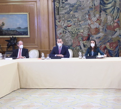 Don Felipe y Doña Letizia durante el desarrollo de la reunión de la Comisión Delegada de la Fundación Princesa de Girona