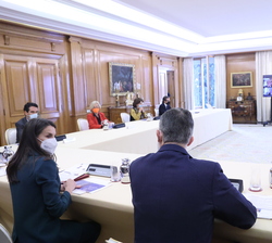 Sus Majestades los Reyes durante el desarrollo de la reunión